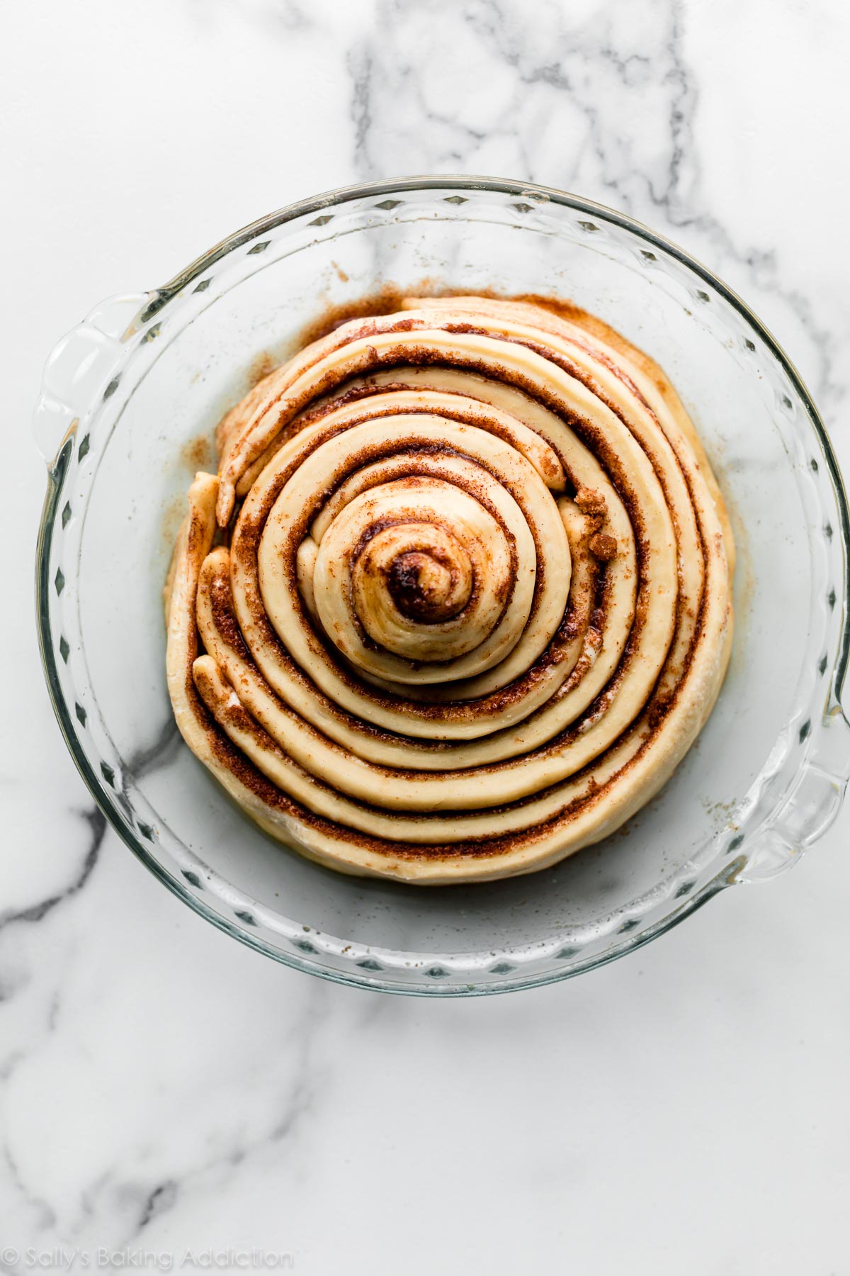 gâteau géant à la cannelle avant la cuisson