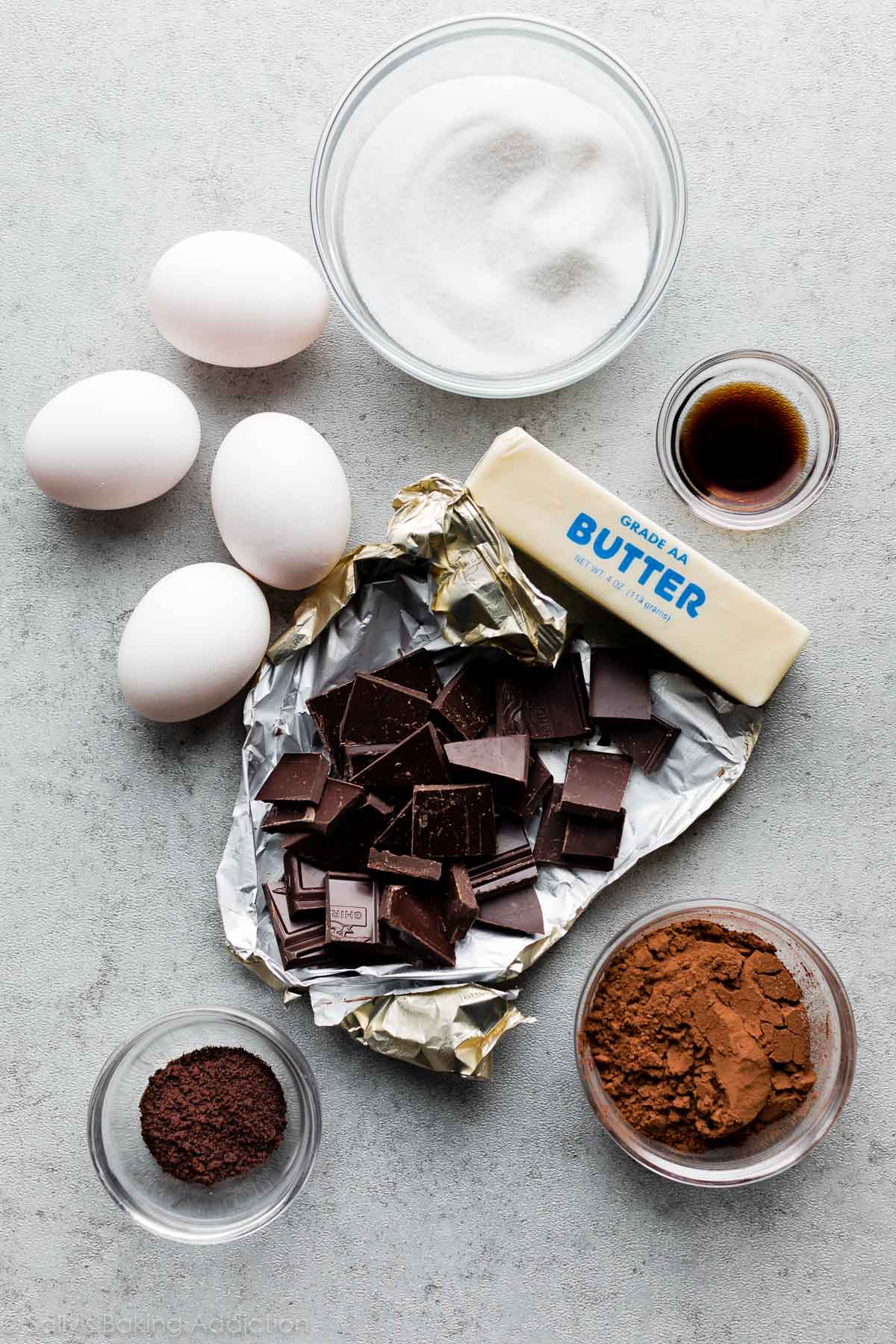 beurre, chocolat, œufs, sucre et cacao en poudre
