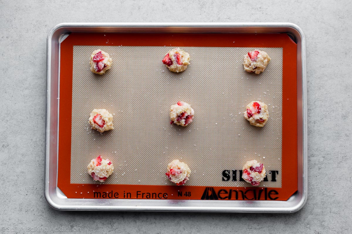 Pâte à biscuits aux fraises sur une plaque à pâtisserie