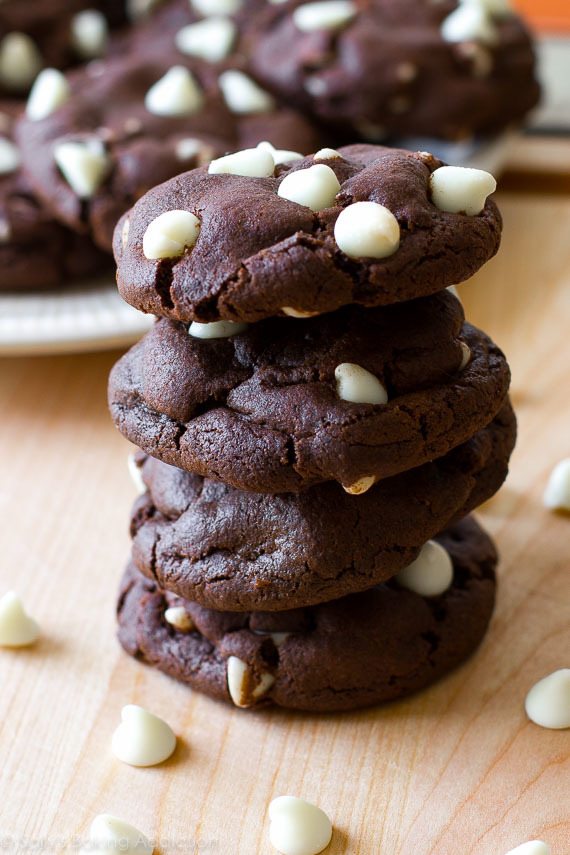 Les MEILLEURS biscuits au chocolat - ils ont le goût de brownies! Recette sur sallysbakingaddiction.com