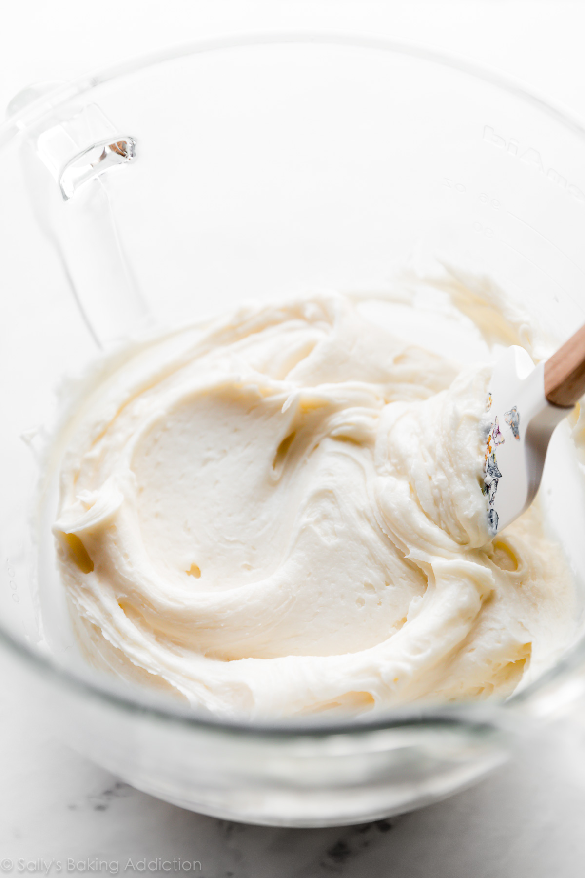 glaçage à la vanille lisse dans un bol à mélanger