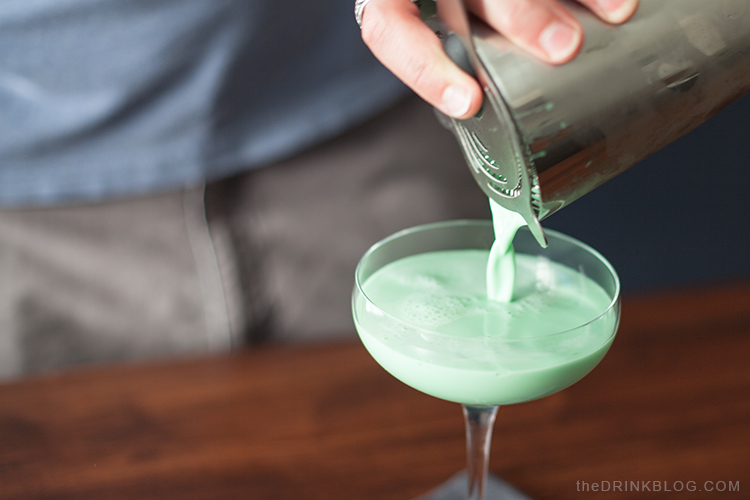 Regardez ce cocktail Grasshopper verseur vert sexy. Mmm savoureux.