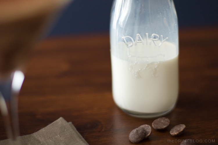 moitié et moitié avec du chocolat pour le martini au chocolat extrême