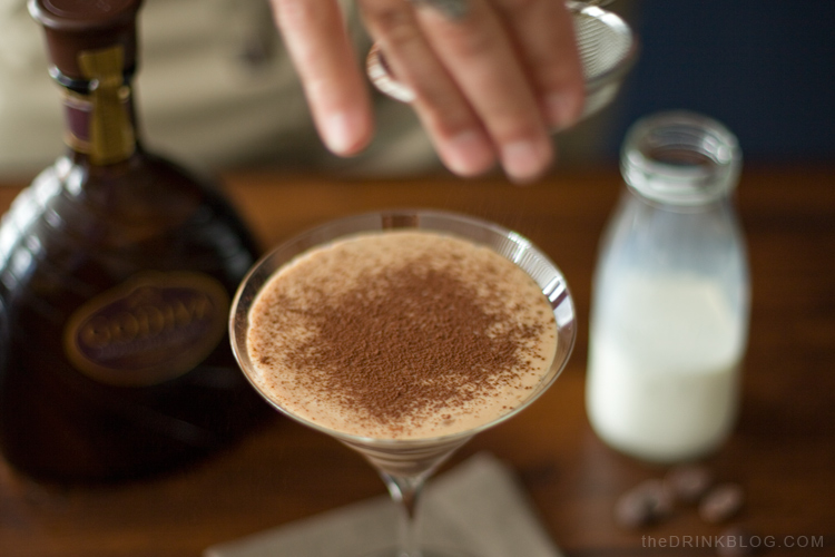 saupoudrez le martini au chocolat de poudre de cacao