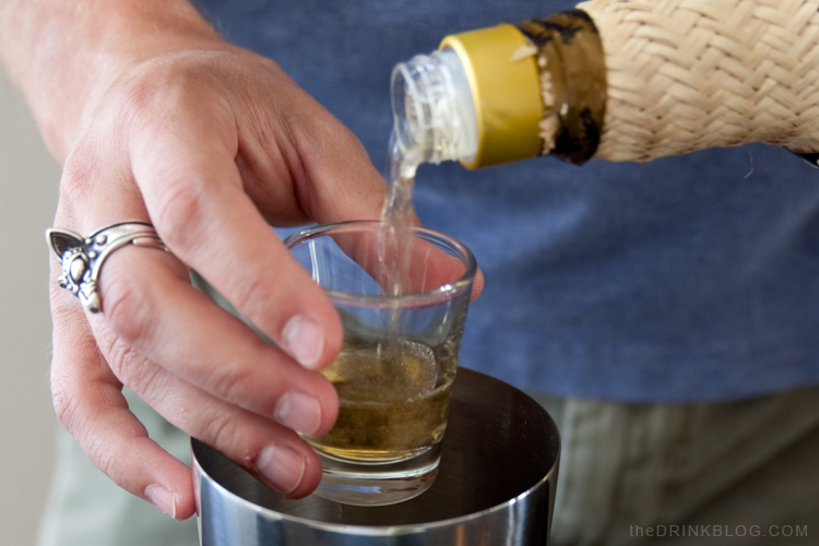 cachaça se verse pour une caipirinha