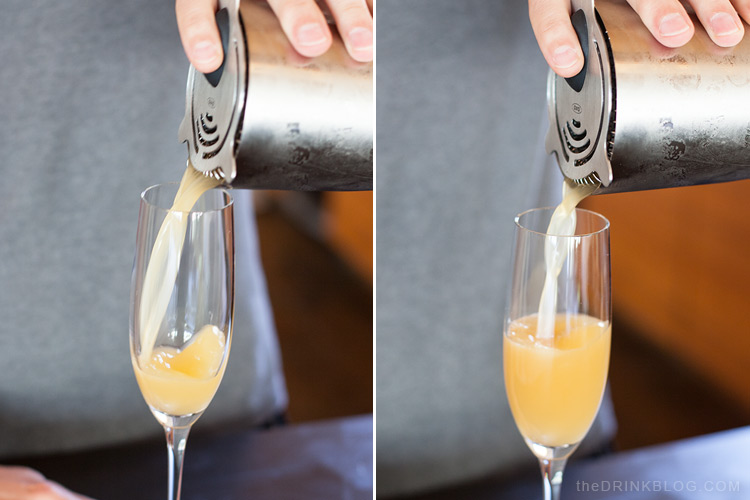 verser le cocktail dans un verre de champagne