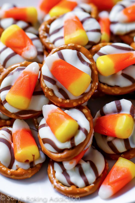 Vous voulez une gâterie facile d’Halloween? Essayez ces câlins de bretzel de maïs de bonbons festifs !