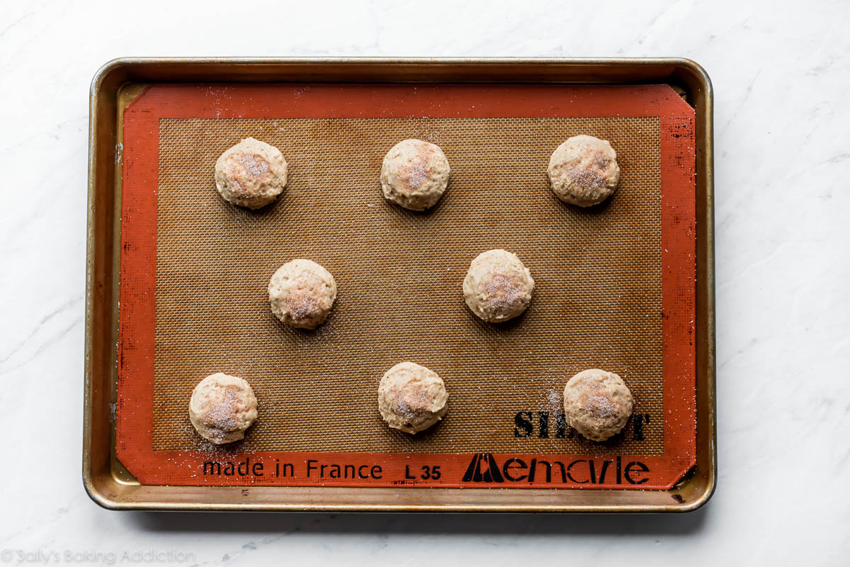 monticules de pomme épice whoopie tarte pâte sur une plaque à pâtisserie