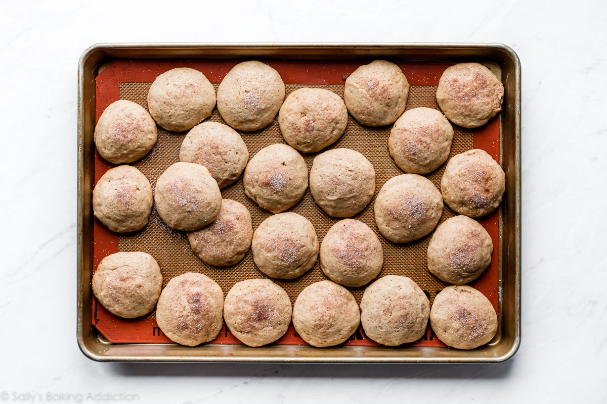 biscuits de tarte aux pommes aux épices sur une plaque à pâtisserie