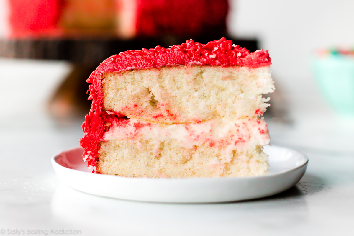 gâteau blanc avec glaçage rouge