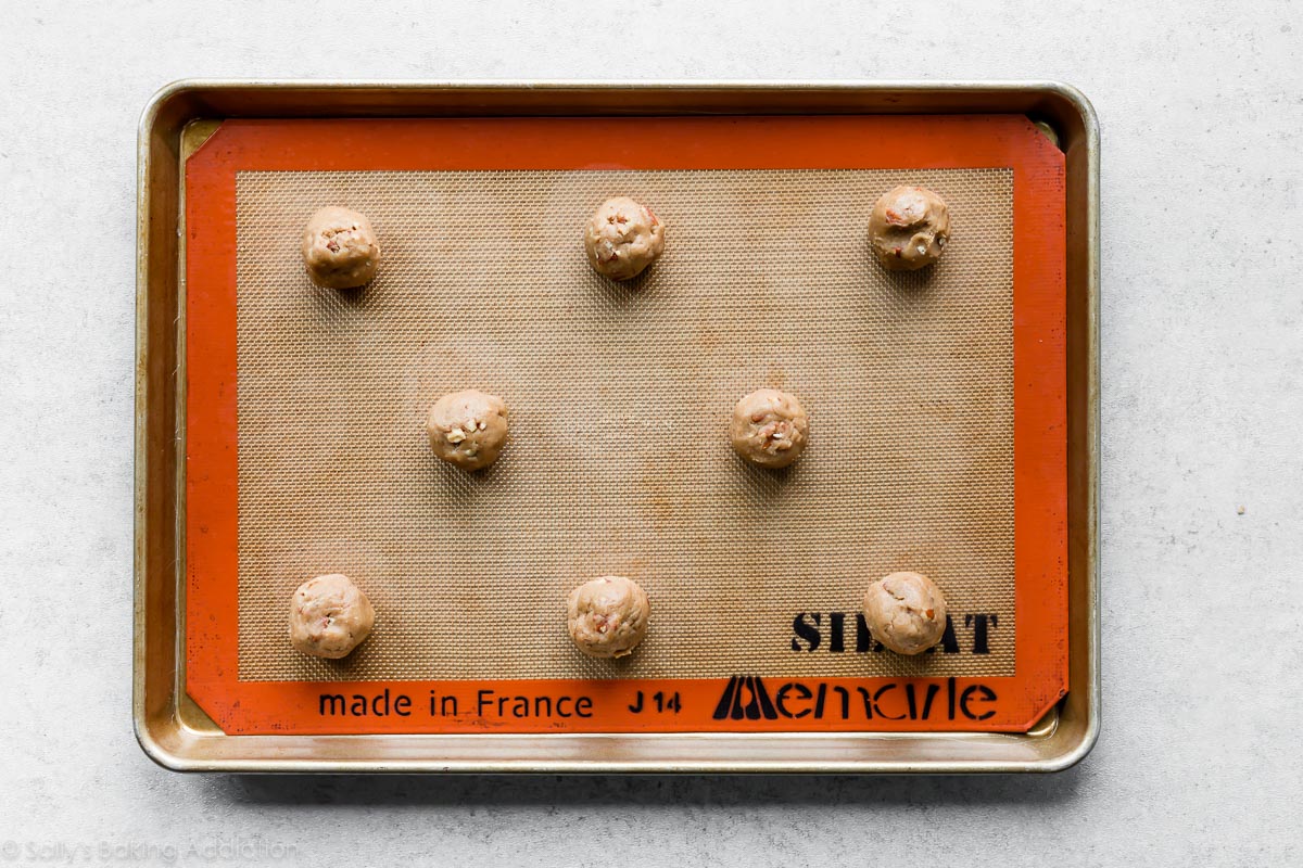Boules de pâte à biscuits à la cassonade à l'érable sur une plaque à biscuits