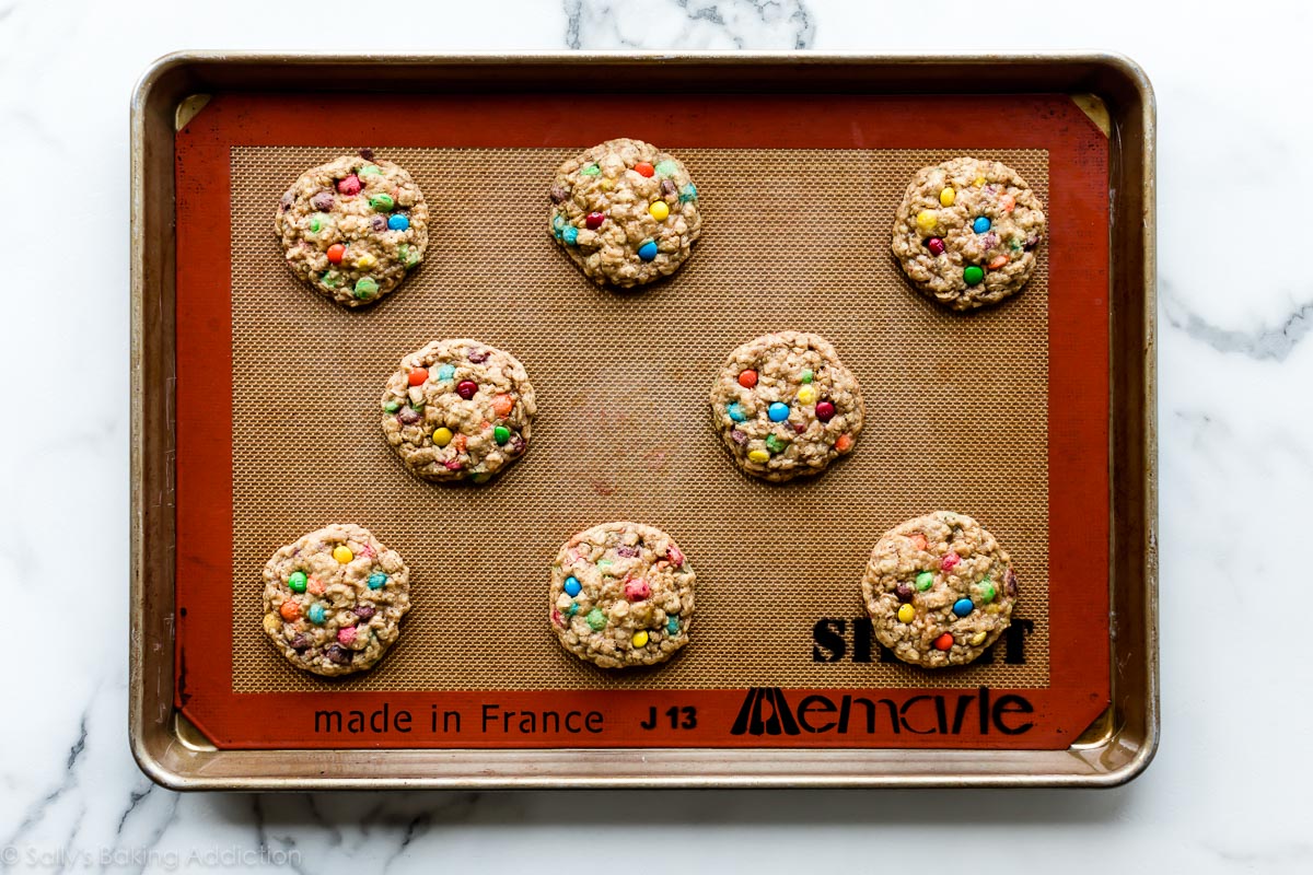 biscuits M&M à l'avoine sur une plaque à pâtisserie
