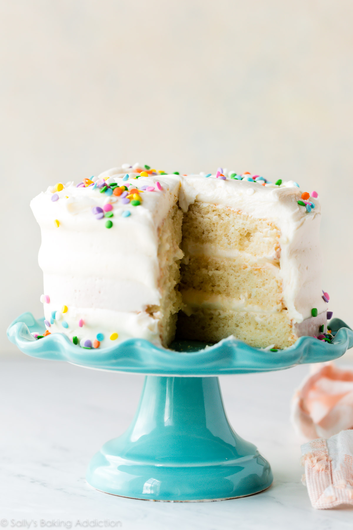 Gâteau à la vanille de 6 pouces sur un support à gâteau bleu