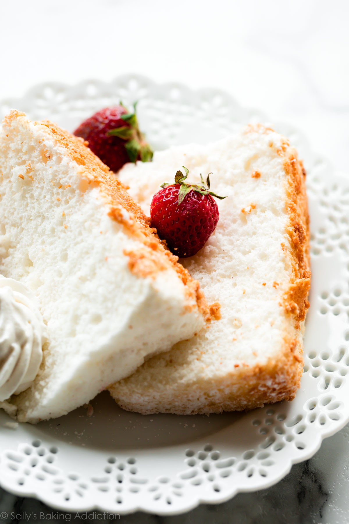 Tranches de gâteau aux anges avec des fraises