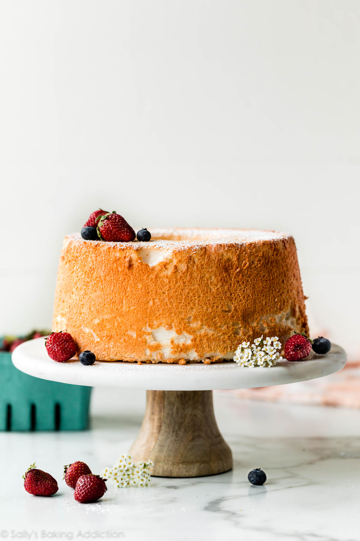 Gâteau alimentaire ange sur support à gâteaux en marbre