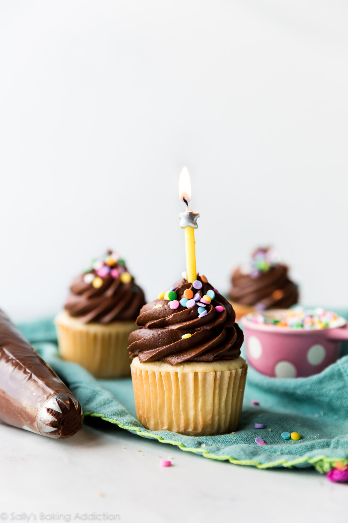 Cupcakes jaunes avec glaçage au chocolat et bougie d'anniversaire