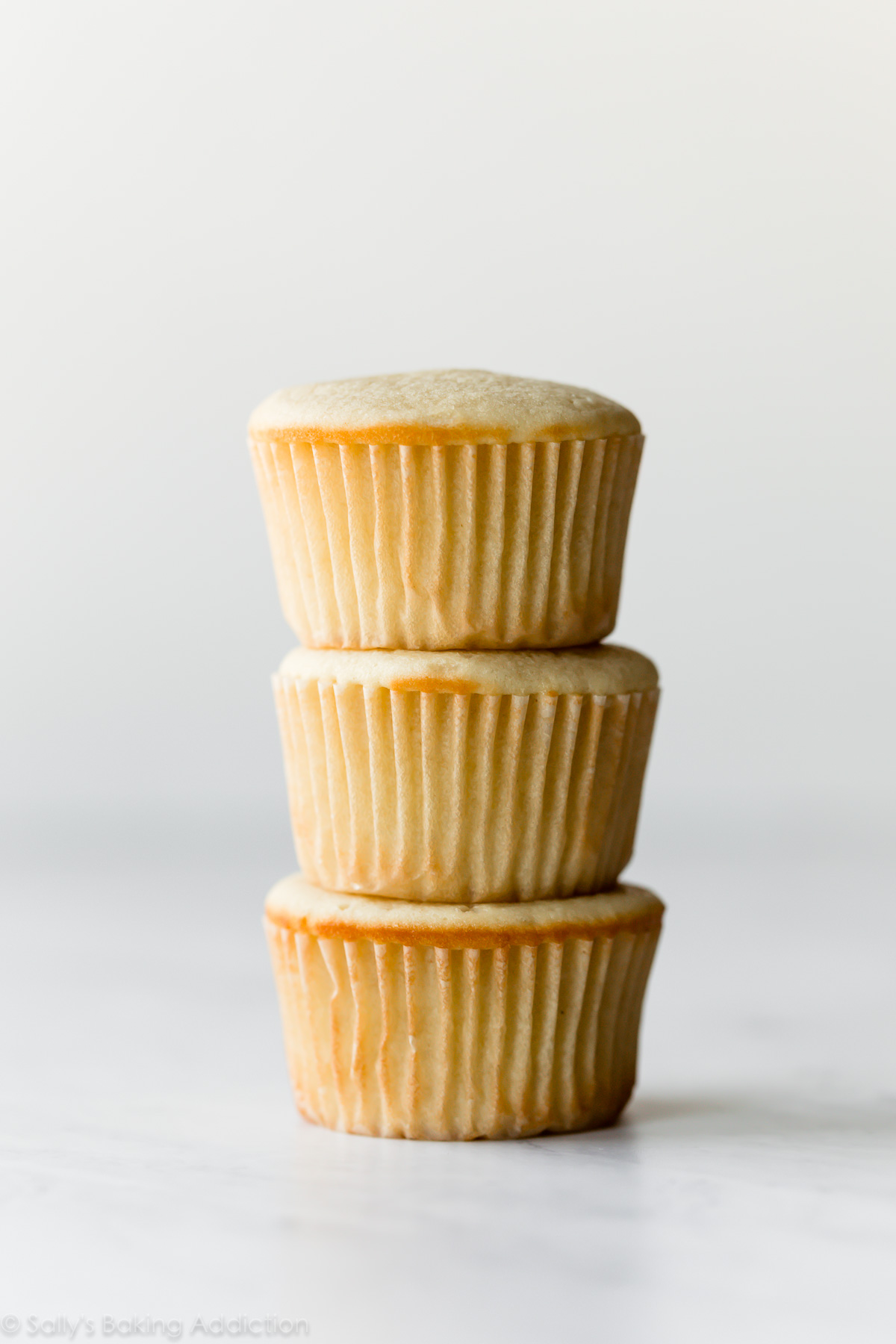 3 cupcakes jaunes dans une pile