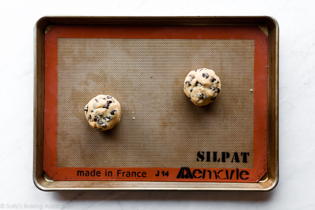 Boules de pâte à biscuits aux pépites de chocolat sur une plaque à biscuits