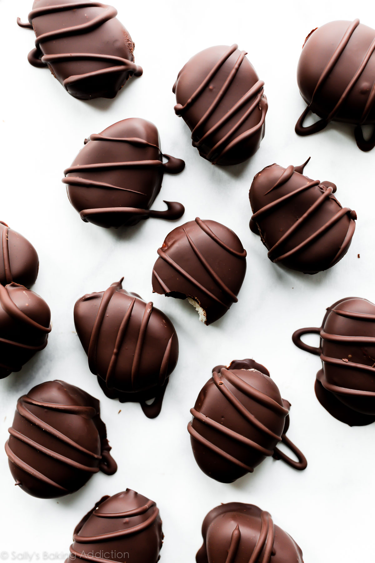 Oeufs de Pâques en crème au beurre recouverts de chocolat