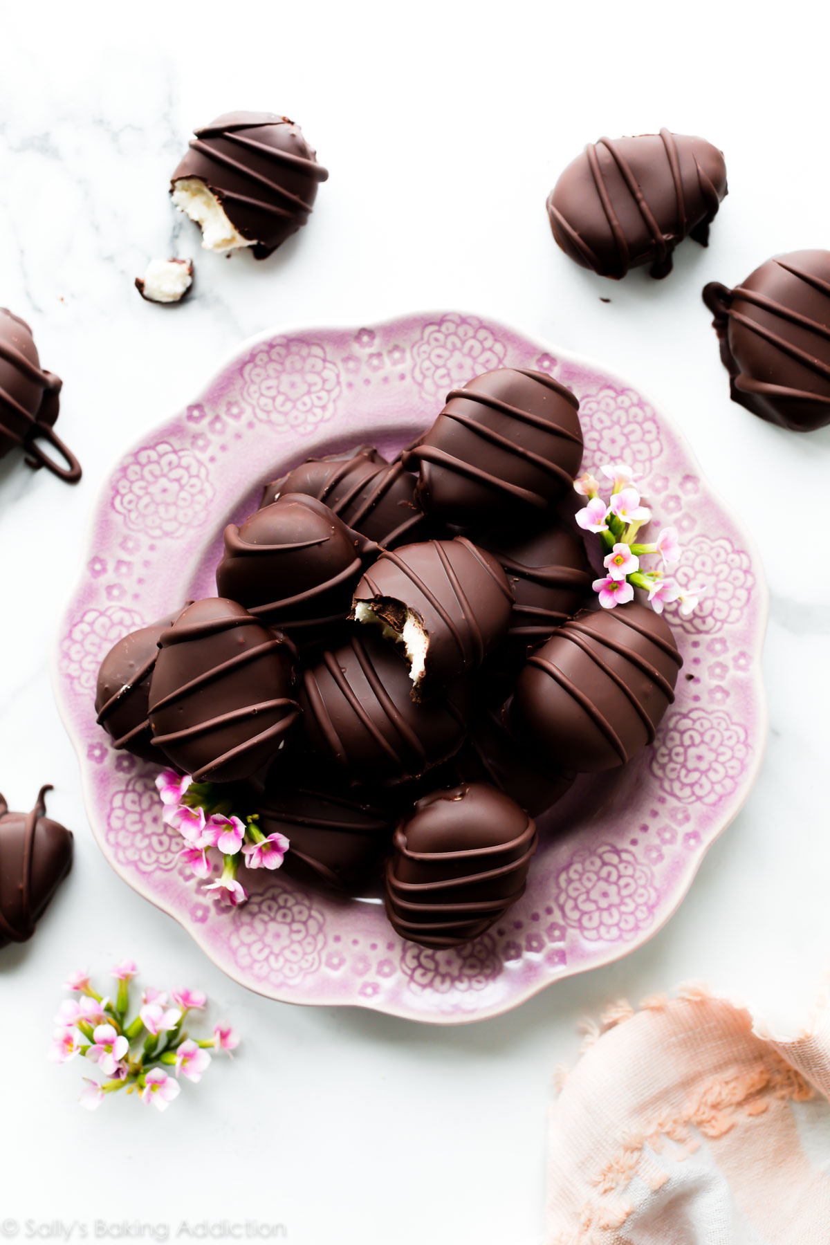 Oeufs de Pâques en crème au beurre recouverts de chocolat