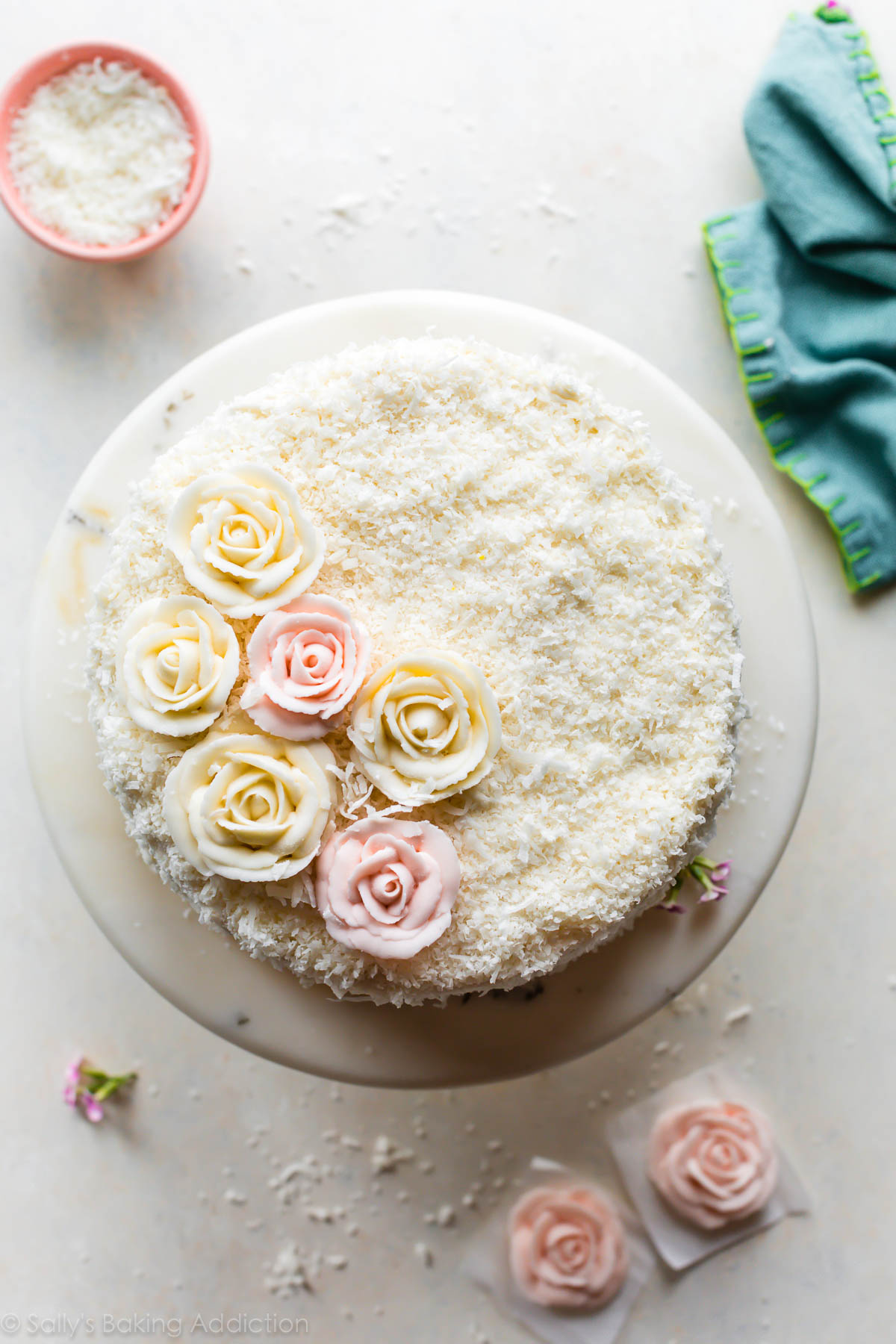 Photo aérienne d'un gâteau à la noix de coco avec des roses au beurre