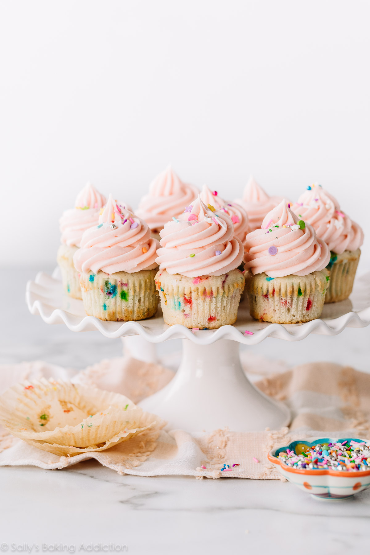 Cupcakes à la vanille avec glaçage rose sur support à gâteaux