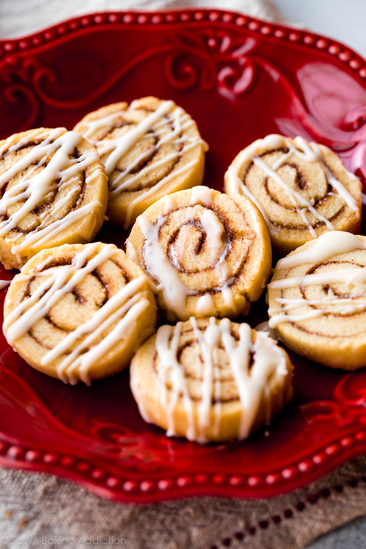 Biscuits à la cannelle et glaçage à la vanille