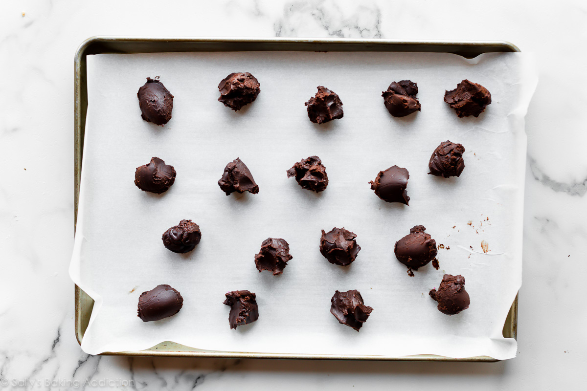 Façonner les truffes au chocolat