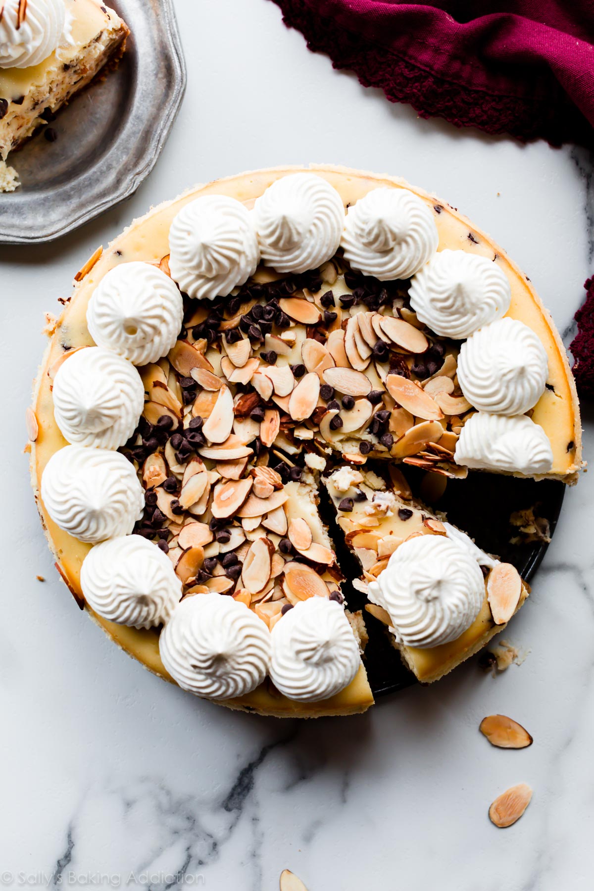 Gâteau au fromage aux pépites de chocolat Amaretto avec crème fouettée maison