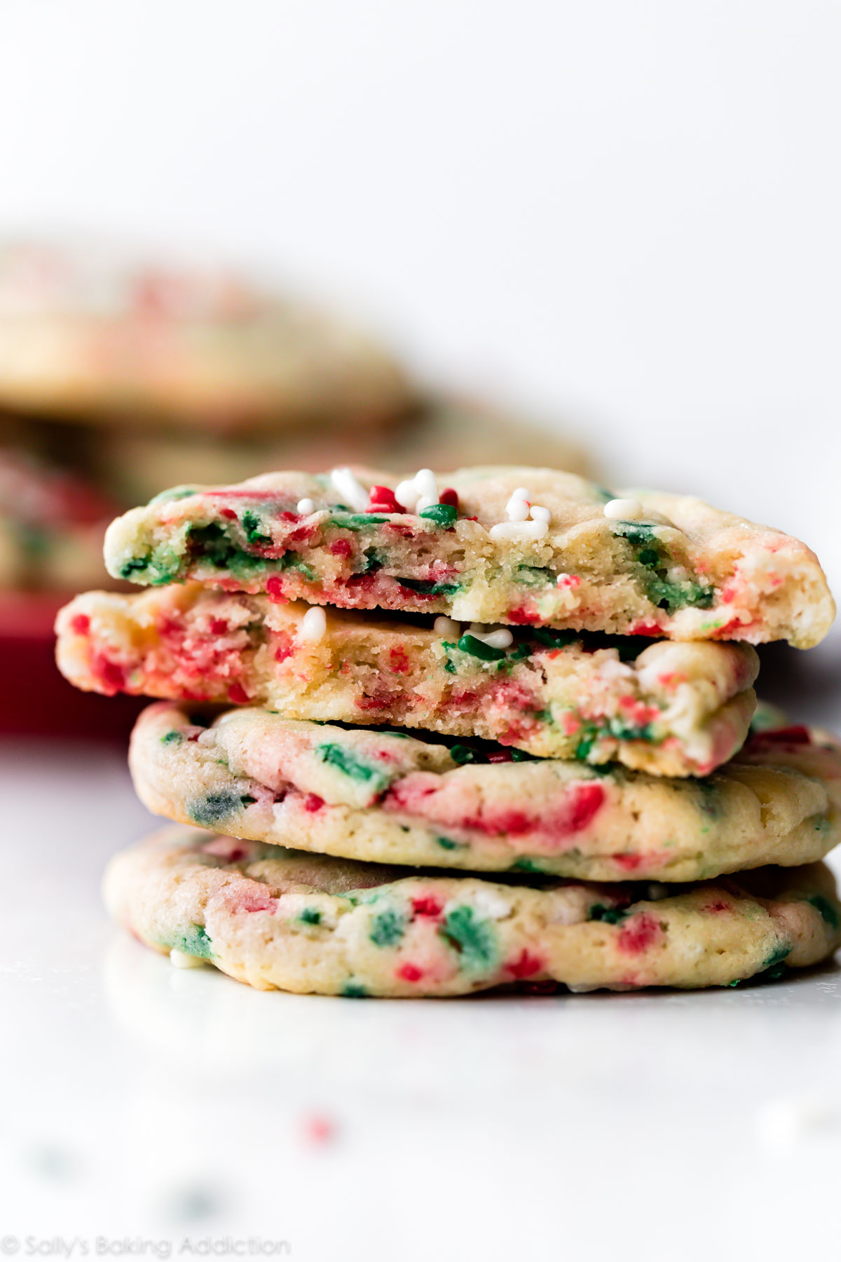 Biscuits au sucre de Noël avec des paillettes rouges et vertes