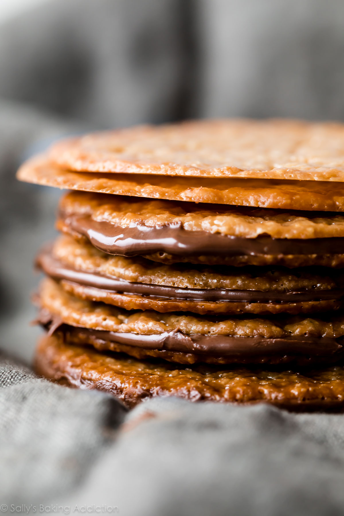 Biscuits en dentelle faciles avec garniture au chocolat