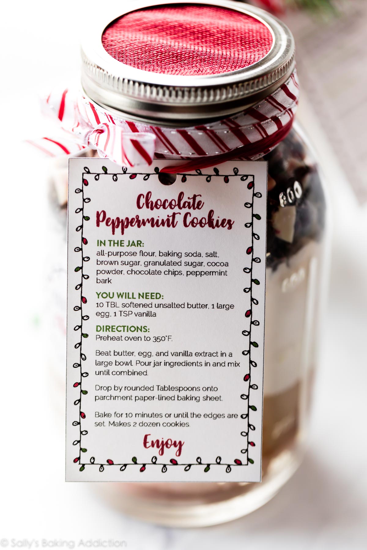 Biscuits de Noël dans un pot avec carte de recette imprimable gratuite
