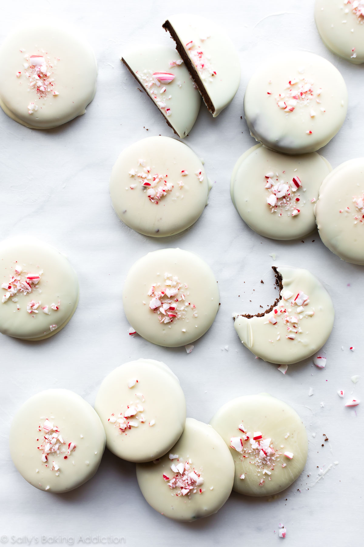 Biscuits à l'écorce de menthe poivrée avec du chocolat blanc et des cannes de bonbon écrasées