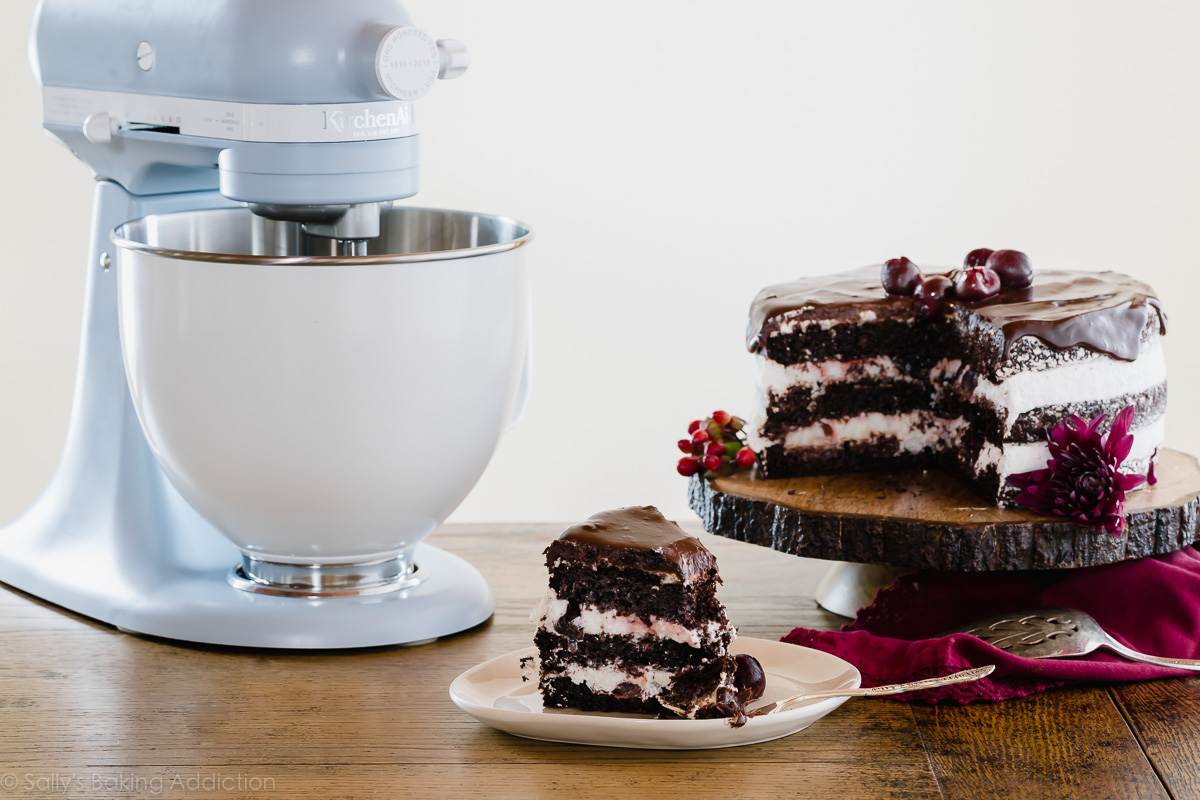 Gâteau forêt noire super moelleux avec pépites de chocolat, crème fouettée et cerises douces noires. Recette sur sallysbakingaddiction.com