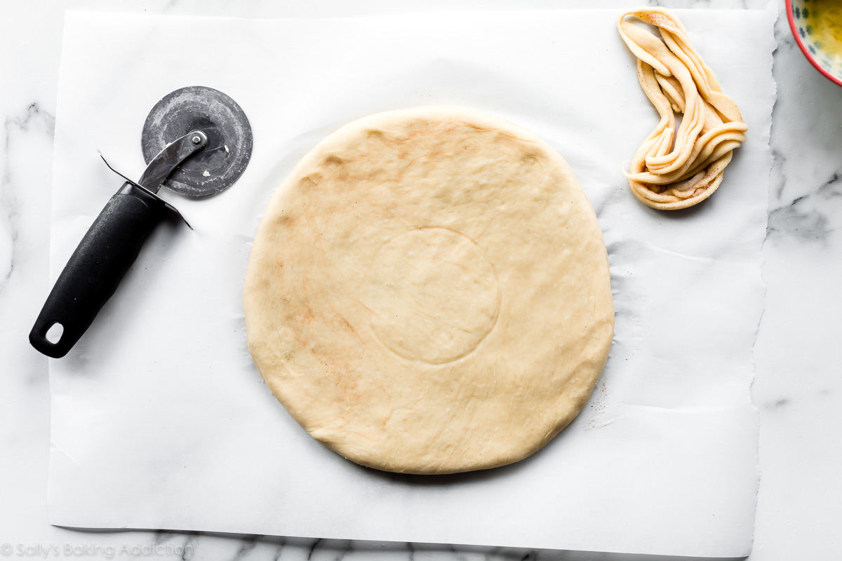 Pain étoilé au sucre à la cannelle avec une pâte à pain facile sur sallysbakingaddiction.com