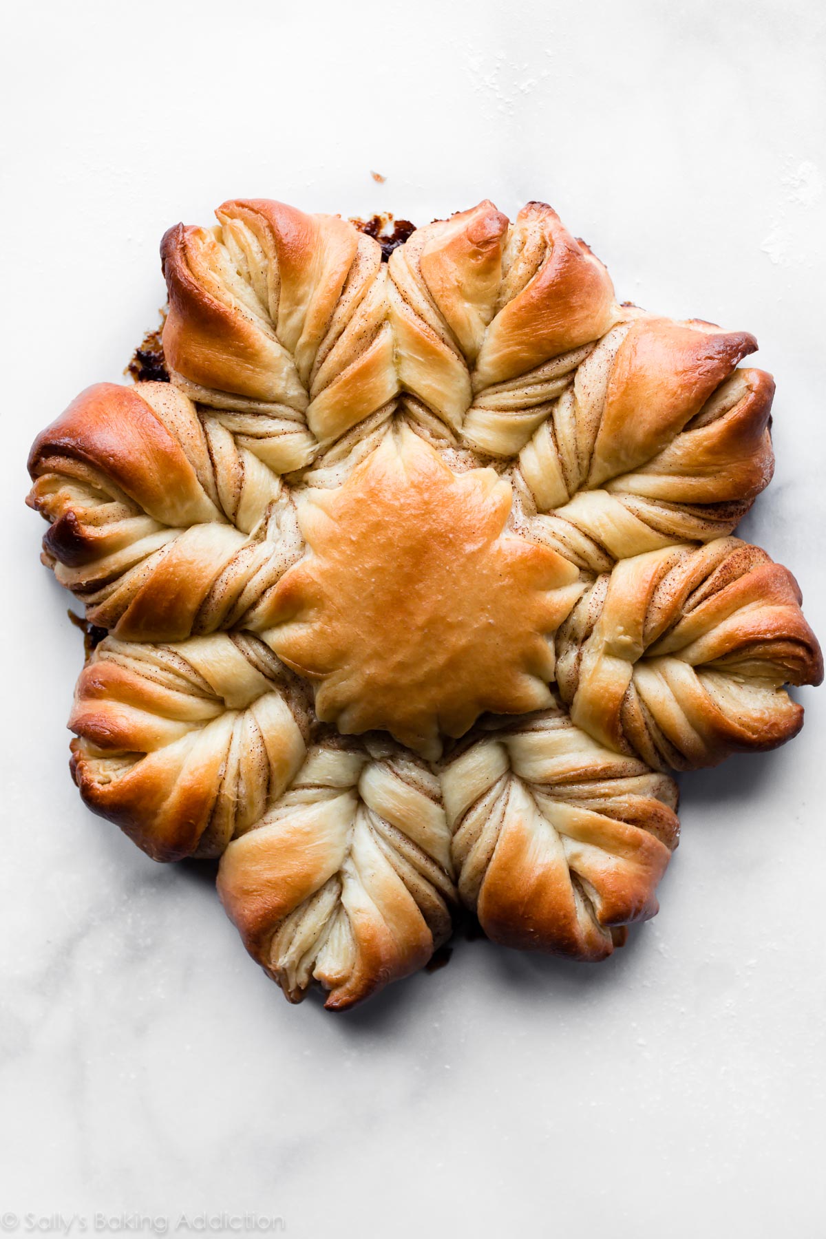 Pain étoilé au sucre à la cannelle avec une pâte à pain facile sur sallysbakingaddiction.com