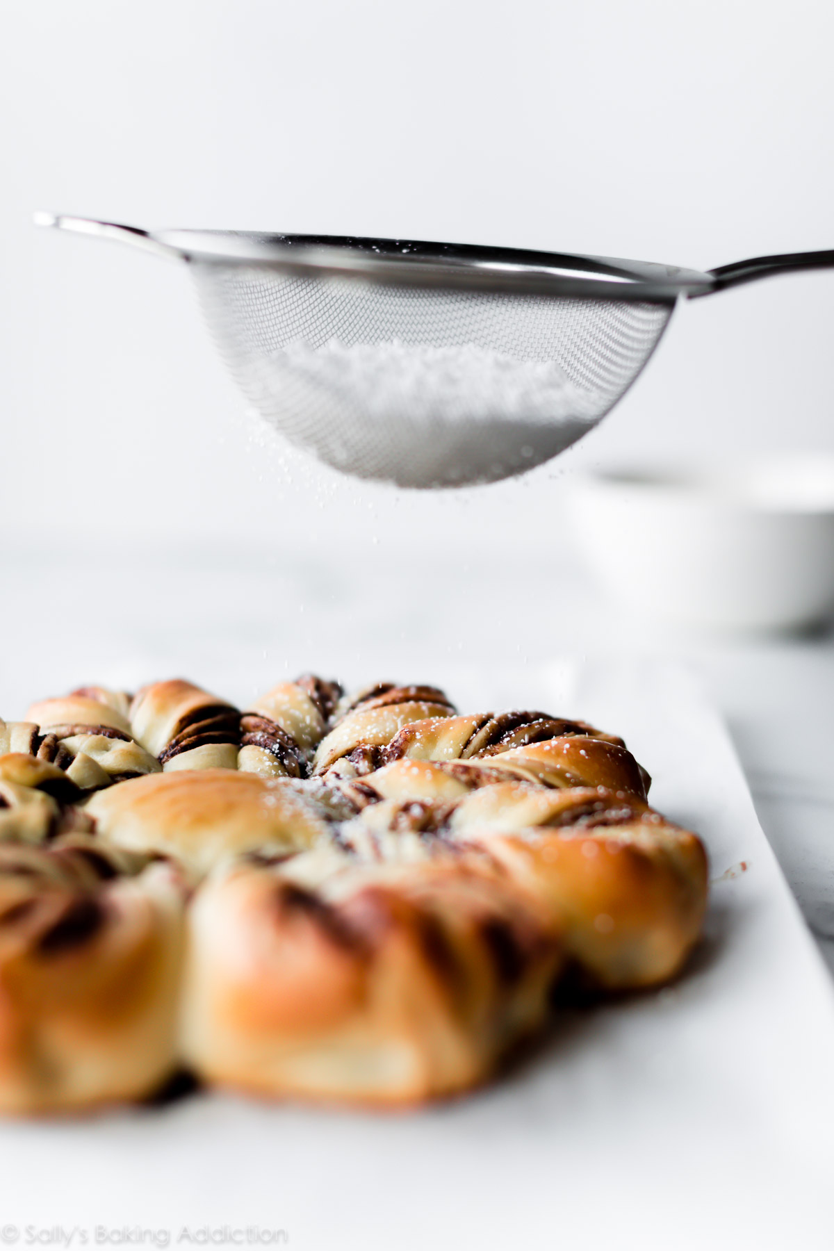 Pain étoilé au sucre à la cannelle garni de sucre à glacer