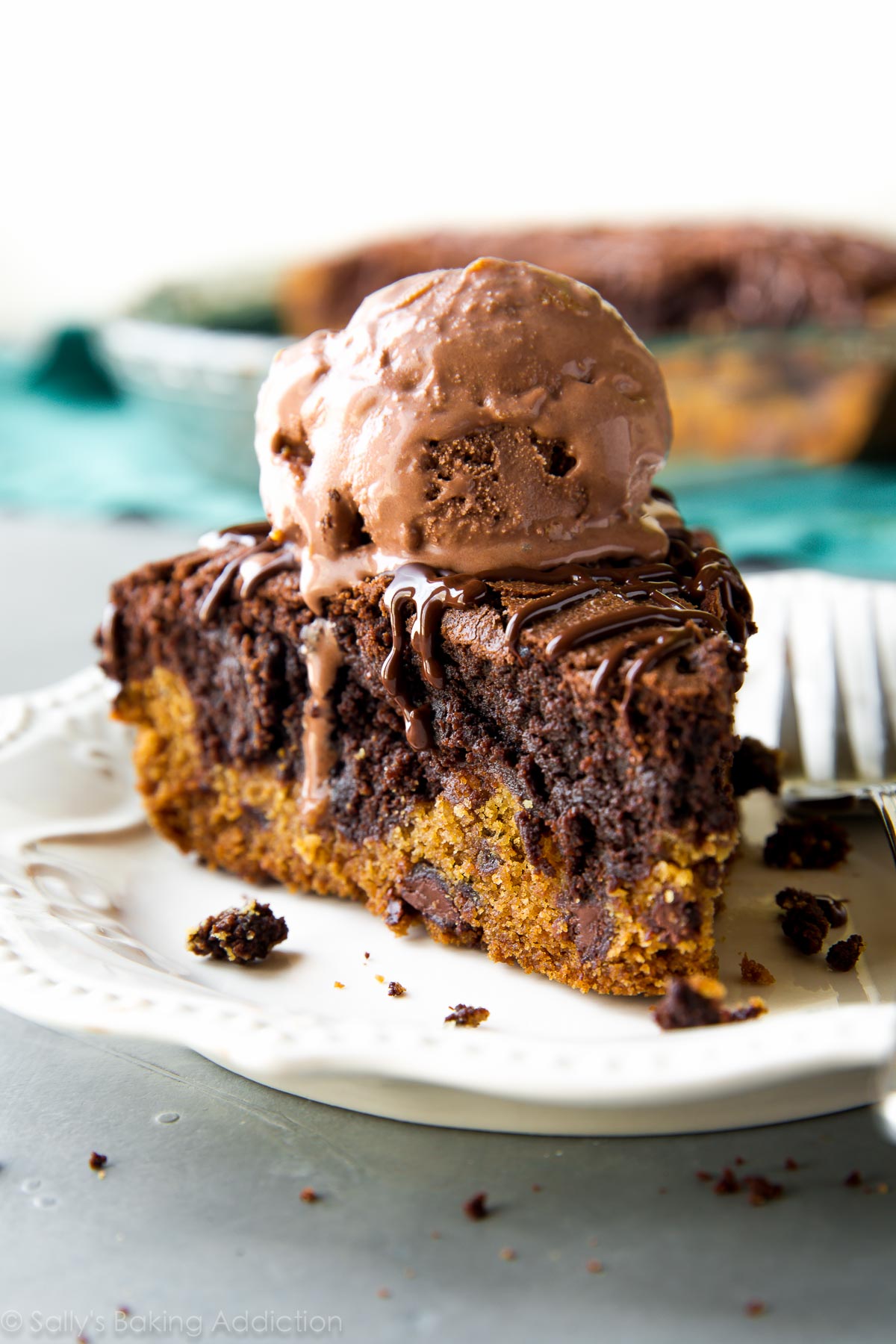 Si vous ne pouvez pas choisir entre des biscuits aux brisures de chocolat ou des brownies, ayez les deux dans ce brookie pie! Recette sur sallysbakingaddiction.com