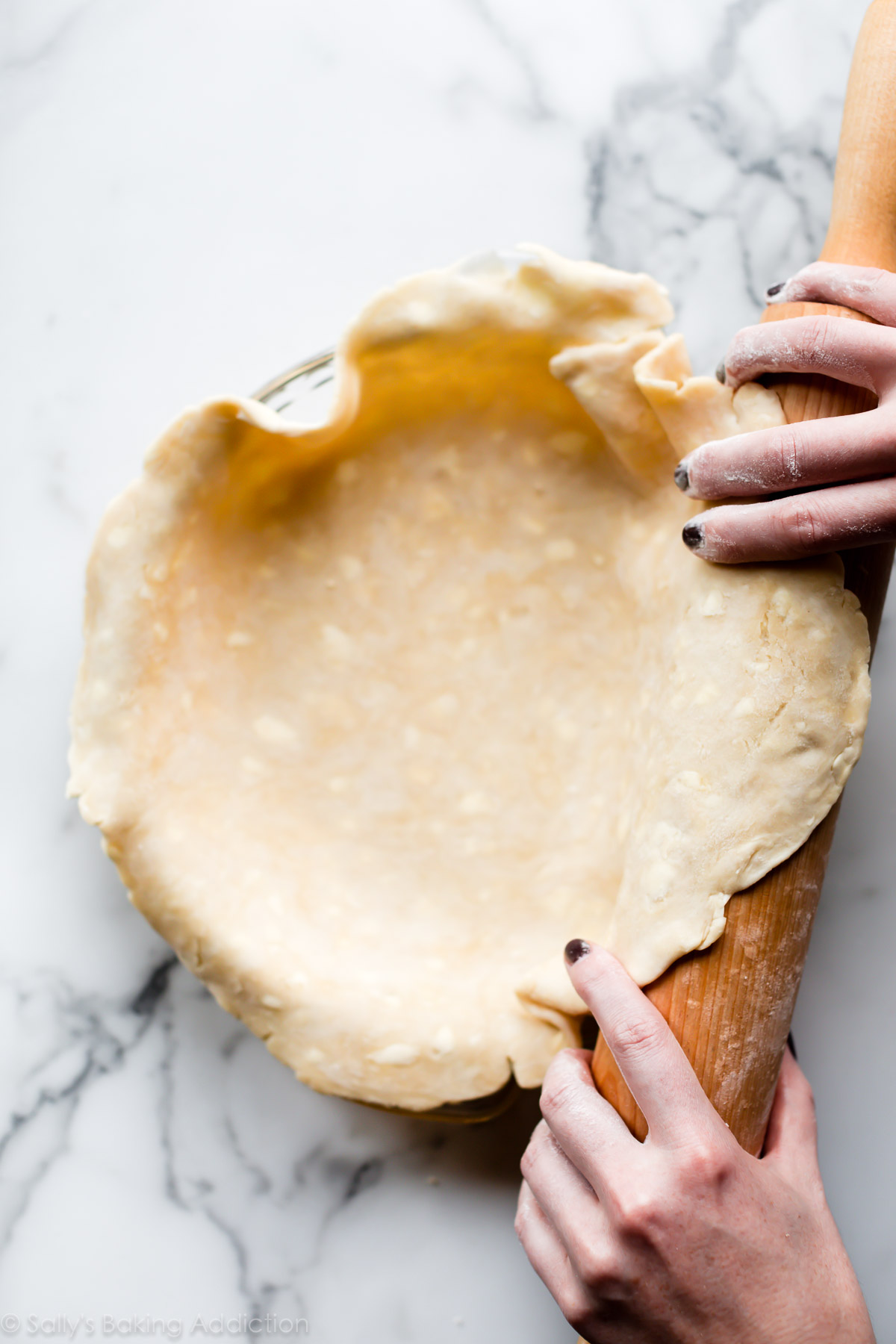 La meilleure recette de croûte de tarte au beurre floconneuse est super beurrée et facile à travailler! Recette et tutoriel vidéo sur sallysbakingaddiction.com