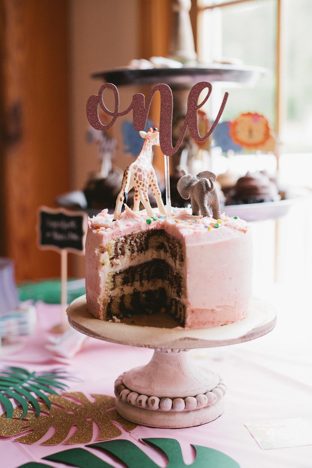 Rose safari 6 pouces 3 couches 1er anniversaire gâteau avec gâteau de marbre et glaçage aux fraises. Recette sur sallysbakingaddiction.com
