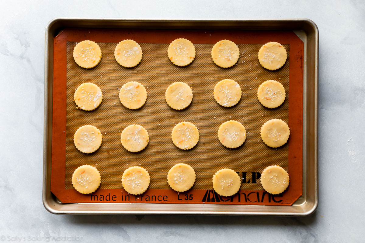 biscuits au beurre sur une plaque à pâtisserie