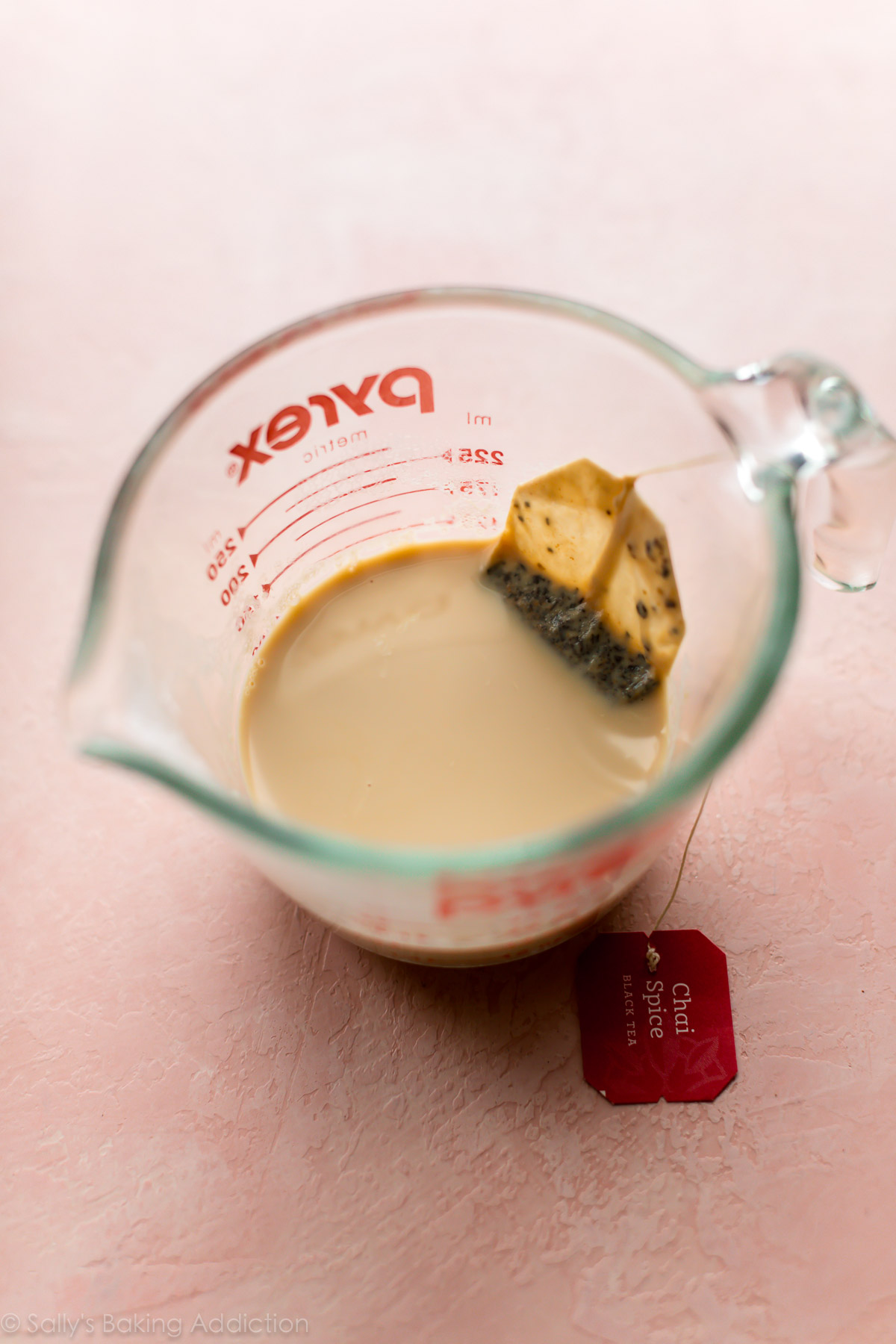 Lait de thé Chai pour petits gâteaux chai latte sur sallysbakingaddiction.com