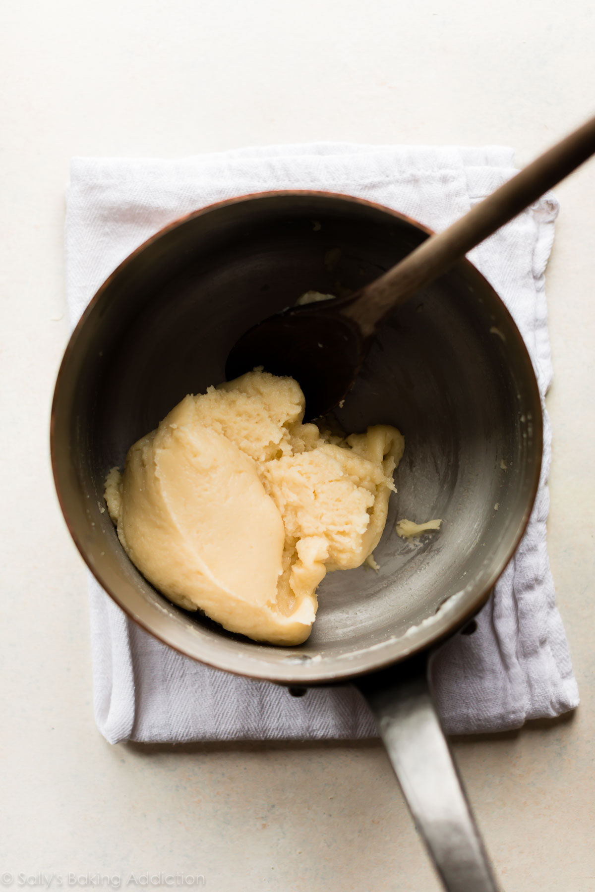 Comment faire une pâte à choux légère et aérée pour les choux à la crème, les éclairs et les profiteroles. Pâté maison une recette de choux sur sallysbakingaddiction.com