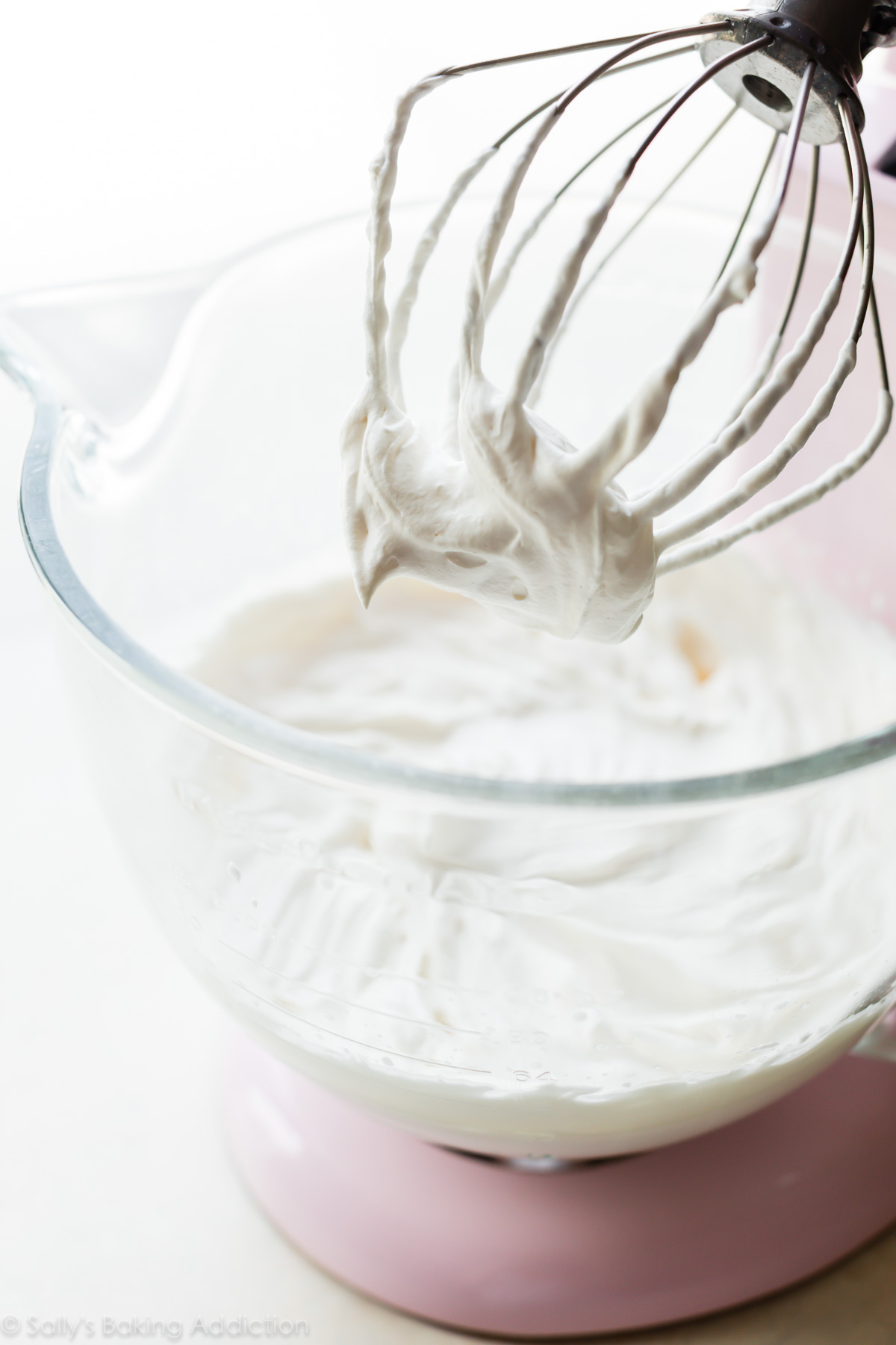 Crème fouettée à la vanille maison sur sallysbakingaddiction.com