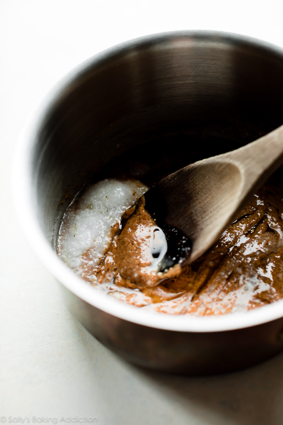Ingrédients humides pour les barres granola au chocolat à la noix de coco moelleuses sans cuisson sur sallysbakingaddiction.com