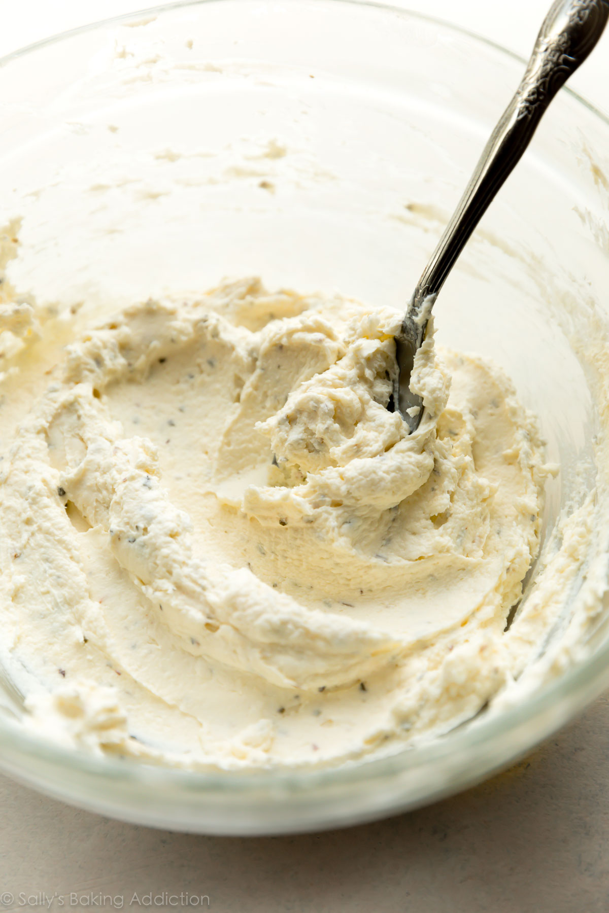 Fromage à la crème aux herbes à l'ail pour tout bagel, séparez le pain sur sallysbakingaddiction.com