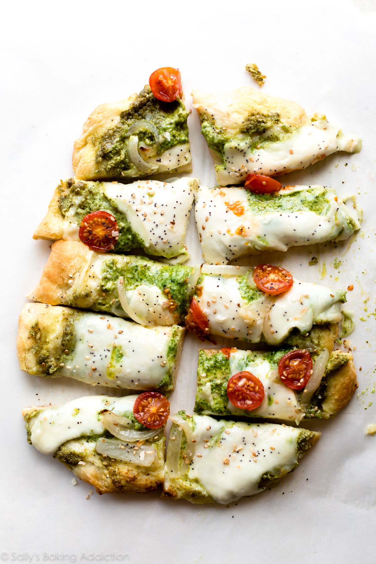 Pain plat au pesto fait avec des restes de pâte amovible! Recette sur sallysbakingaddiction.com