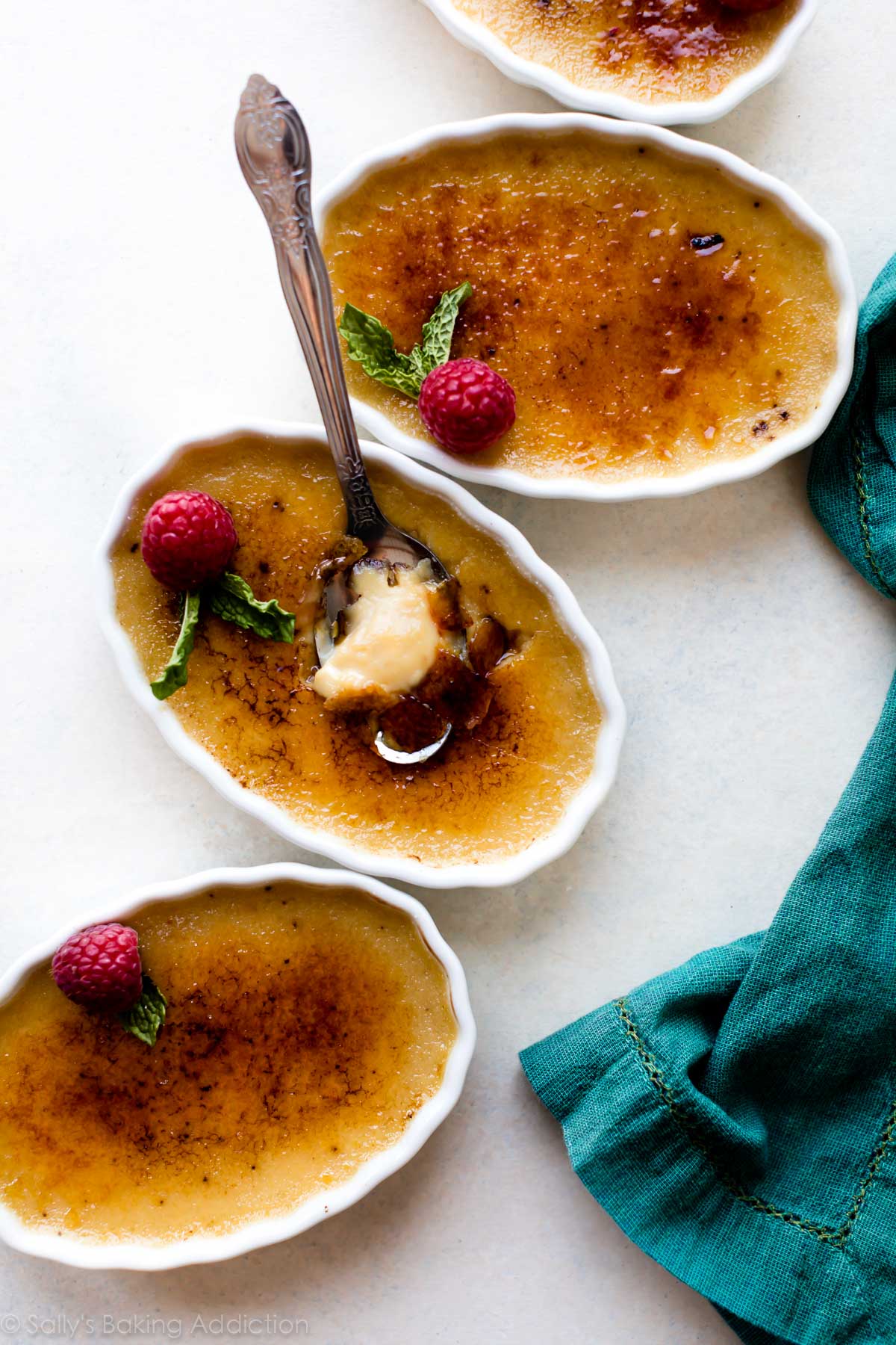 La MEILLEURE et la plus crémeuse recette de crème brûlée! Moucheté d'espresso et de vanille, vous n'avez que 6 ingrédients simples et ils sont prêts à cuire en seulement 10 minutes! Recette sur sallysbakingaddiction.com