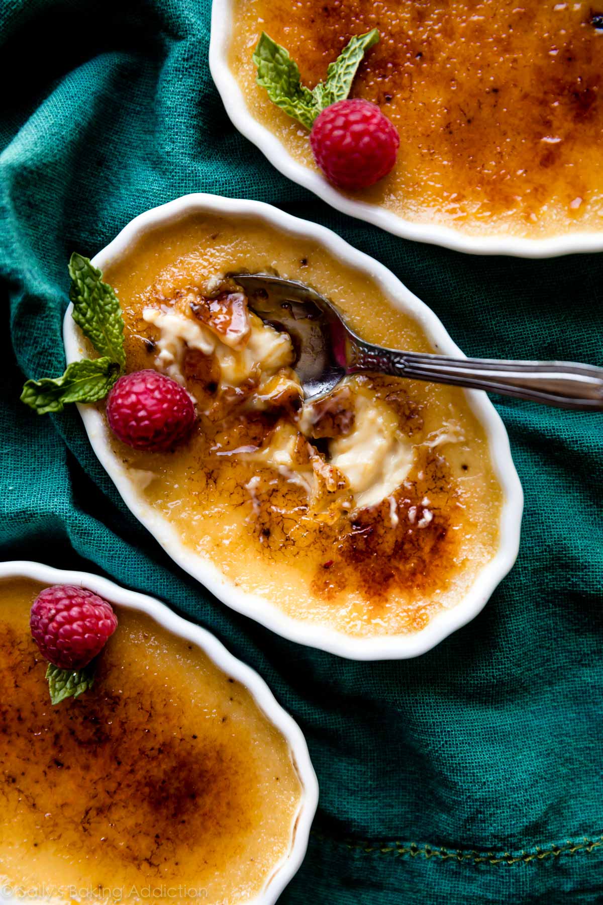 La MEILLEURE et la plus crémeuse recette de crème brûlée! Moucheté d'espresso et de vanille, vous n'avez que 6 ingrédients simples et ils sont prêts à cuire en seulement 10 minutes! Recette sur sallysbakingaddiction.com