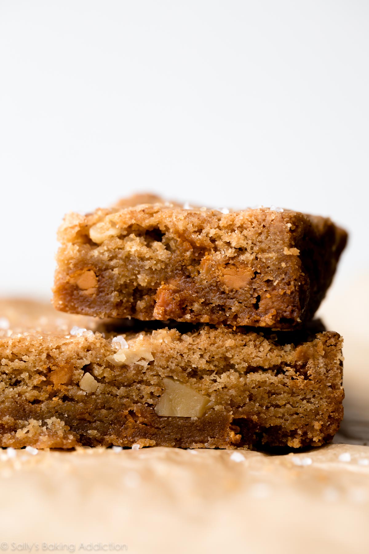 Blondies au caramel doux, salées, denses et moelleuses à base de beurre brun, de sel marin et de morceaux de caramel écossais! Recette facile sans mélangeur sur sallysbakingaddiction.com